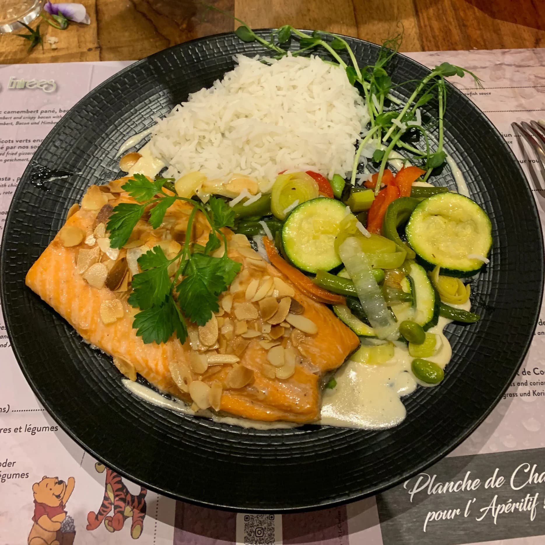 Filet de saumon aux amandes, riz et légumes