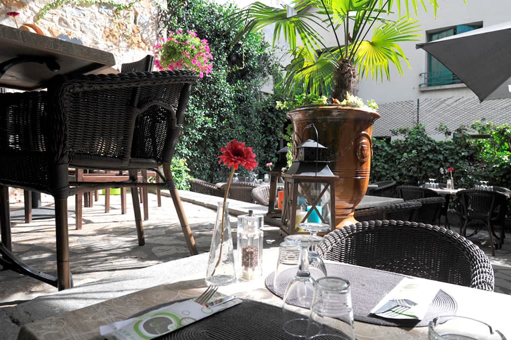 Terrasse fleurie sous le soleil